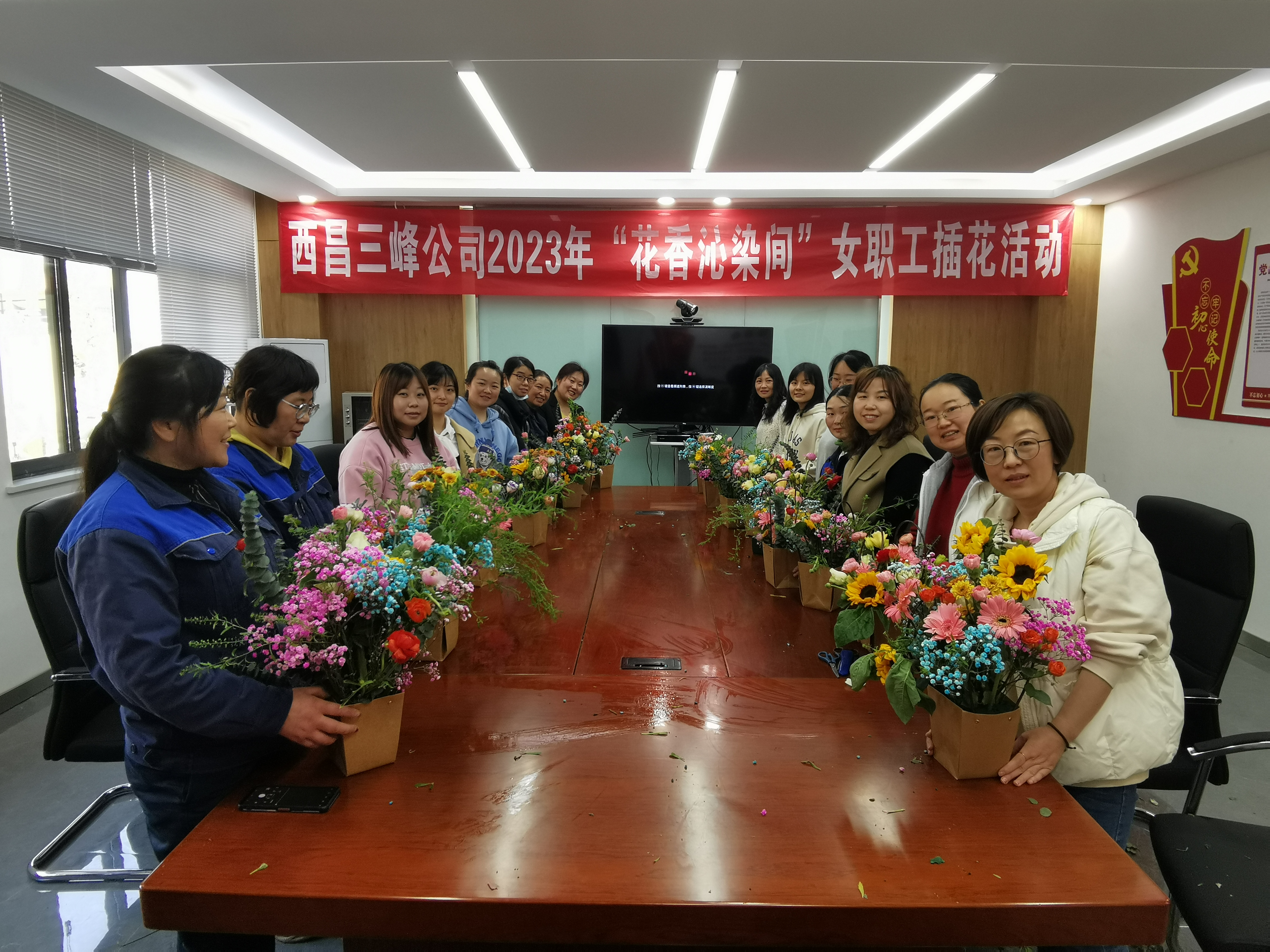 3月7日，四川西昌公司开展“花香沁染间”插花活动。.jpg