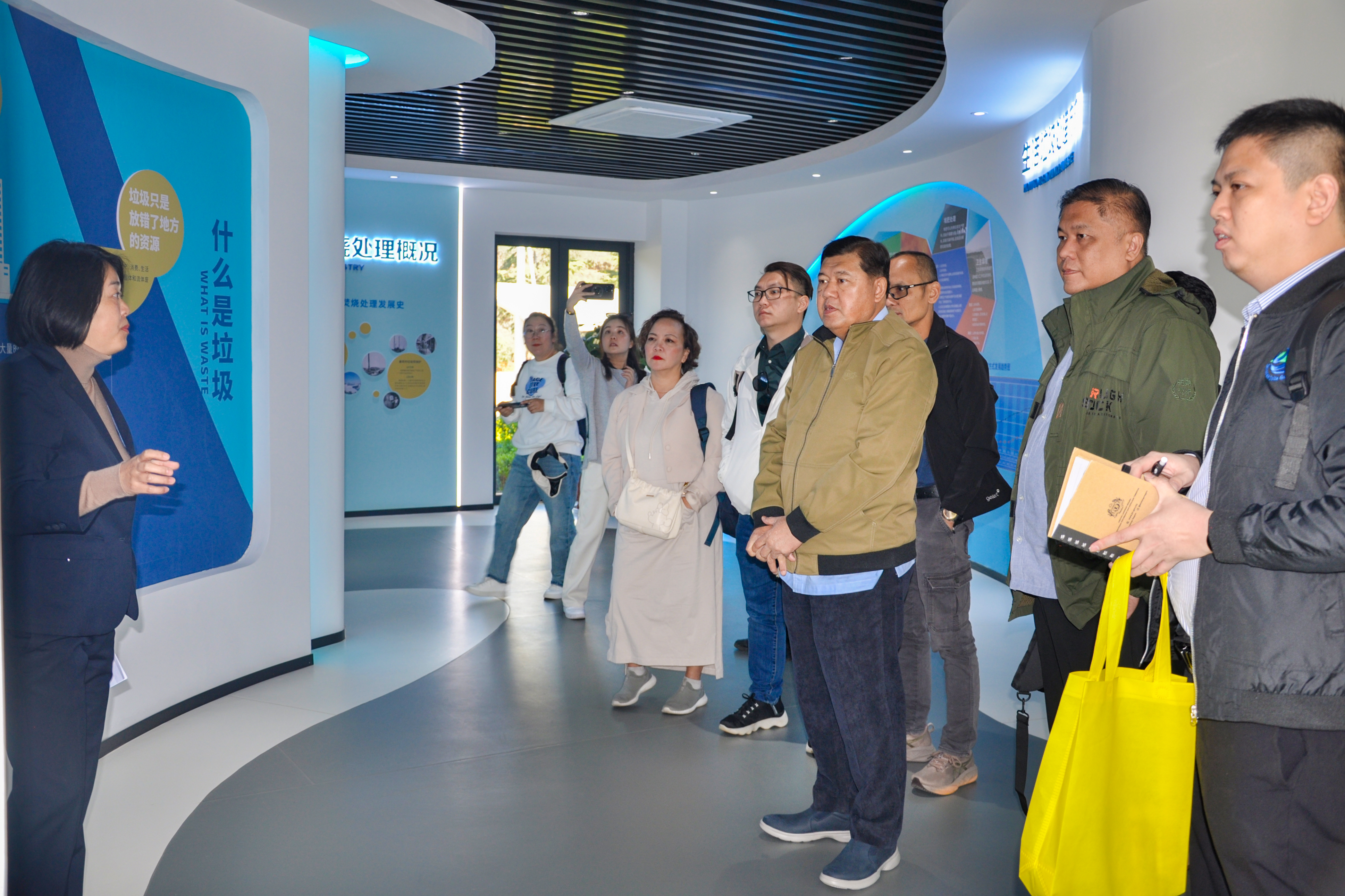 马来西亚古晋南市代表团到昆明新利体育公司参观考察